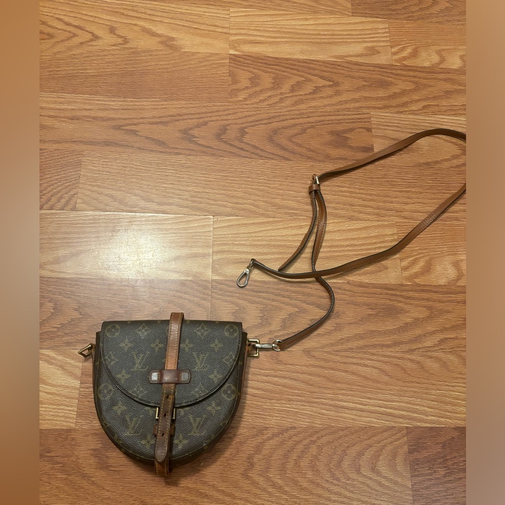 Louis Vuitton Chantilly Cross Body Bag Authentic (broken hoop on side pictured)